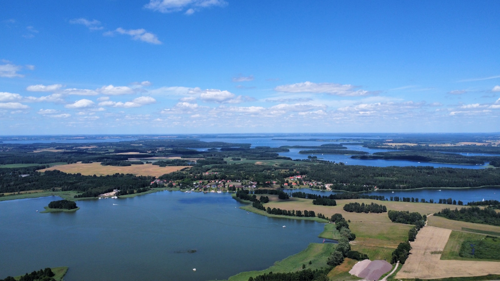 Mazurskie poranki i motorówka – przepis na wolność